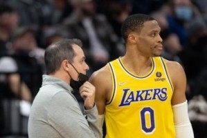 开云下载-从薪金维度分析湖人未来 分期裁掉韦少是最优解？