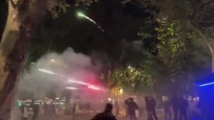 开云官网-太阳报：贝蒂斯与佛罗伦萨赛前球迷发生冲突，有球迷向对方射烟花