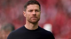 记者：皇马接触阿隆索首席顾问，药厂想要1500-2000万欧补偿金