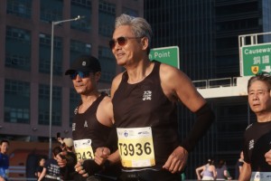 开云APP-四战港马带“银发艺人团”一起完赛，周润发是推广跑步的典范